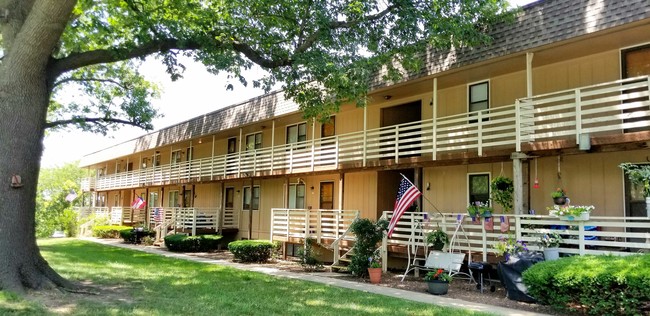 Corby Grove Apartments in St. Joseph, MO - Foto de edificio - Building Photo