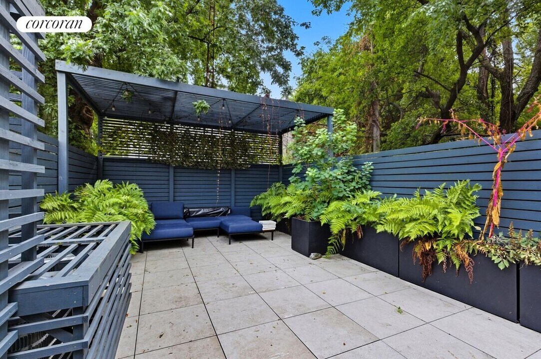 140 Woodbine St in Brooklyn, NY - Building Photo