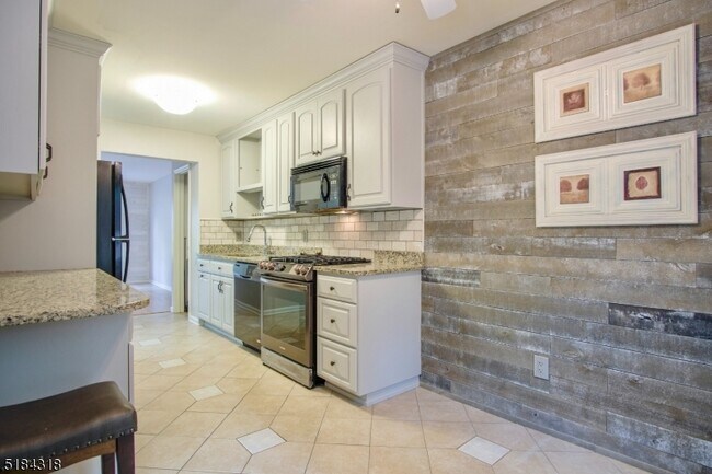 14 Colonial Ct in High Bridge, NJ - Building Photo - Building Photo