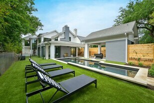 2400 Bridle Path in Austin, TX - Building Photo