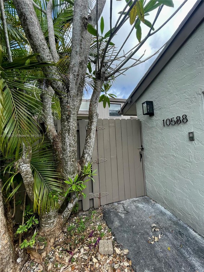 10588 SW 112th Ave in Miami, FL - Building Photo - Building Photo