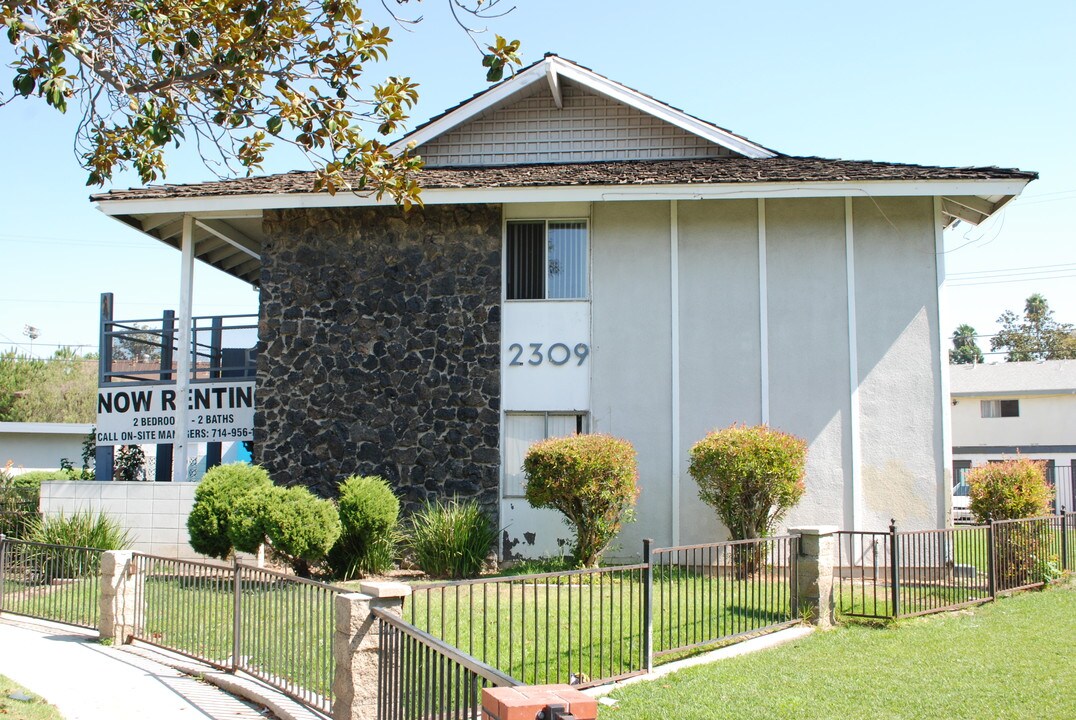2309 Gramercy Ave in Anaheim, CA - Foto de edificio
