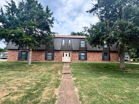 1605 Chaddsford Dr in Jefferson City, MO - Building Photo