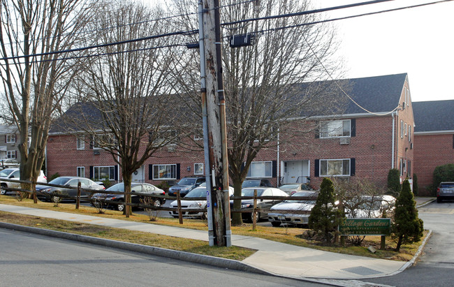 Village Gardens in Mamaroneck, NY - Foto de edificio - Building Photo