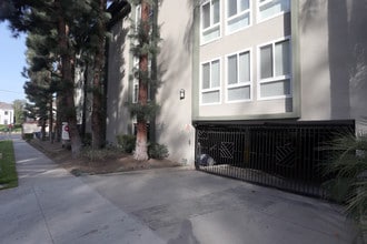 Francis Park Condominiums in Los Angeles, CA - Building Photo - Building Photo