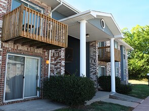 Stoneridge Apartments in Springfield, MO - Building Photo - Building Photo