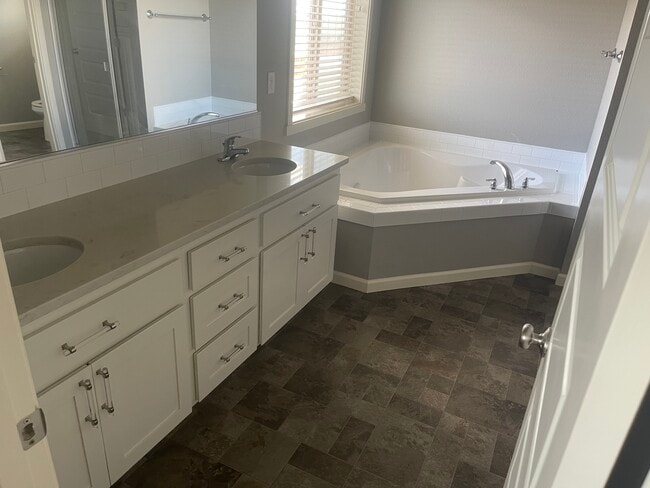 5701 Pierre Dr in Pasco, WA - Building Photo - Building Photo