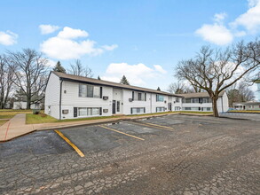 Hollyvillage Apartments in Holly, MI - Building Photo - Building Photo