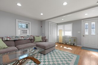 42 Lakeview Terrace in Oakland, NJ - Foto de edificio - Building Photo
