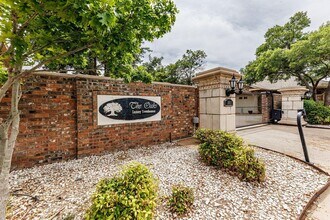 5811 11th Pl in Lubbock, TX - Foto de edificio - Building Photo