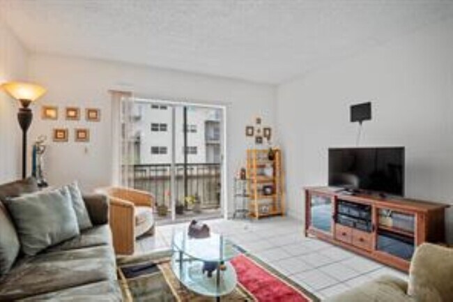 1775 N Andrews Sq, Unit 102W in Fort Lauderdale, FL - Foto de edificio - Building Photo