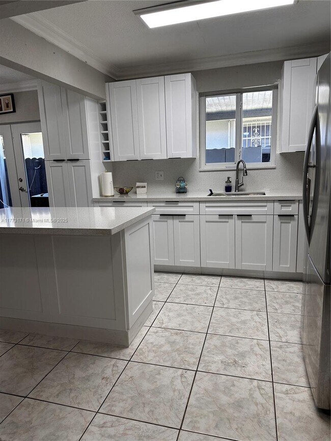 2305 W 6th Ct in Hialeah, FL - Building Photo - Building Photo