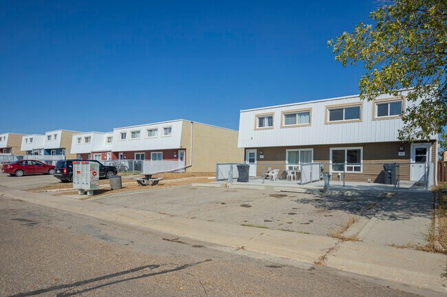 22 20 Hunts Dr in Drumheller, AB - Building Photo - Building Photo