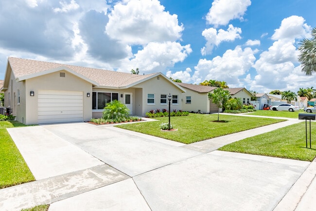 22766 SW 56th Ave in Boca Raton, FL - Building Photo - Building Photo