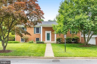 1023 Westbriar Dr NE in Vienna, VA - Building Photo - Building Photo