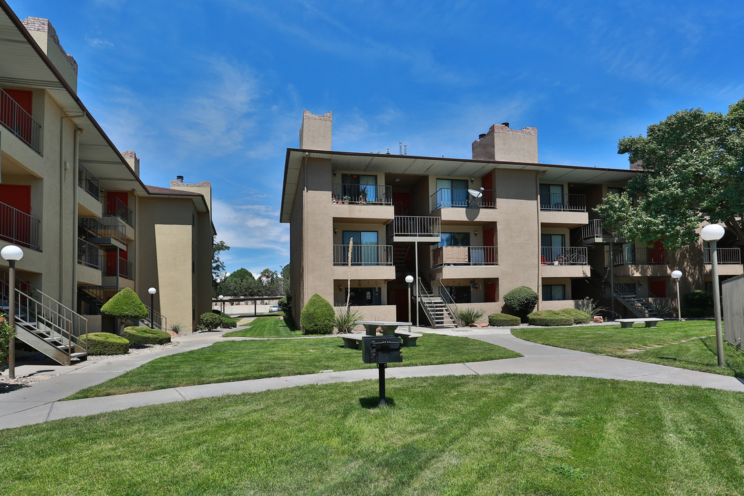 Candlelight Square in Albuquerque, NM - Building Photo