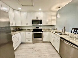 6300 Royal Woods Dr in Ft. Myers, FL - Building Photo