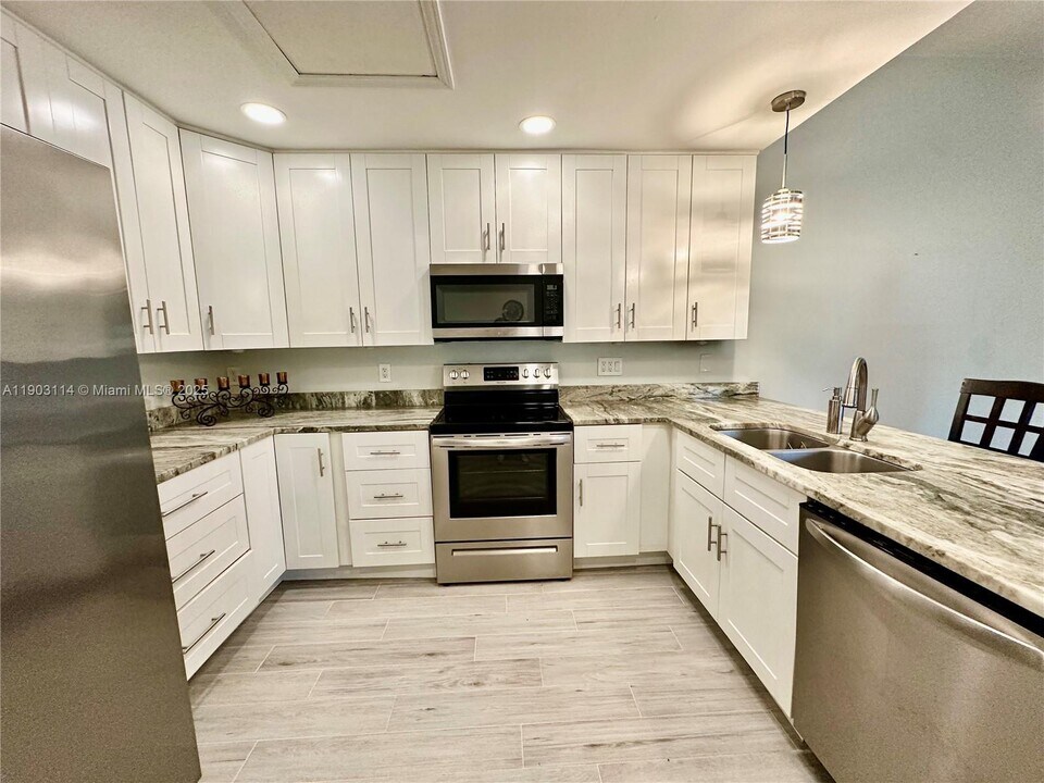 6300 Royal Woods Dr in Ft. Myers, FL - Building Photo