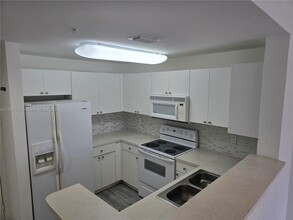 10 Aragon Ave in Miami, FL - Building Photo - Building Photo