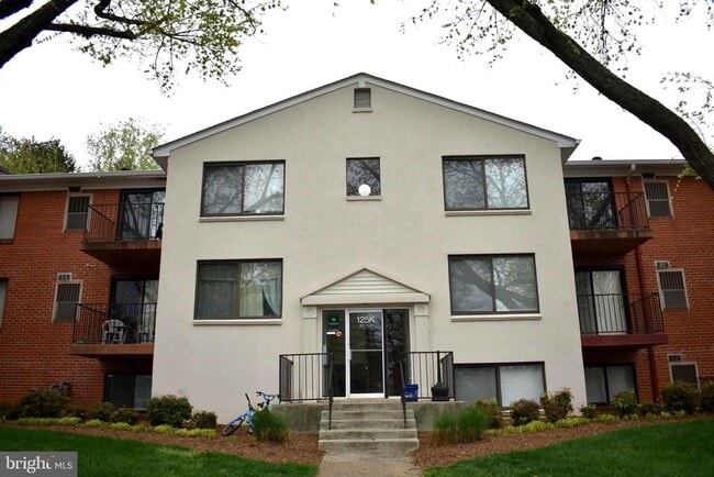 property at 125 Clubhouse Dr SW