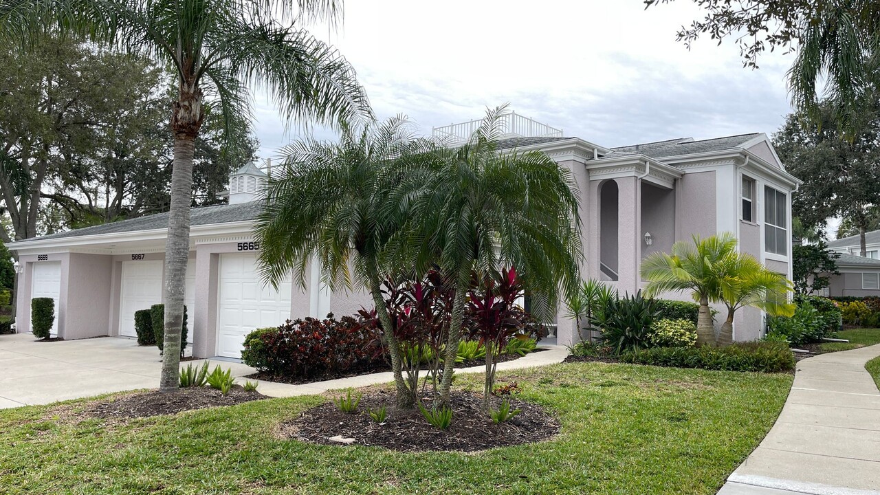 5663 Sheffield Greene Cir in Sarasota, FL - Building Photo