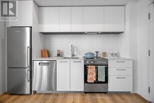 101 Roehampton Ave in Toronto, ON - Building Photo