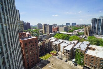 2626 N Lakeview Ave in Chicago, IL - Foto de edificio - Building Photo