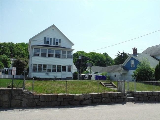 23 Pleasant St-Unit -3 in West Warwick, RI - Foto de edificio - Building Photo