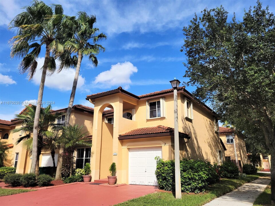 248 Magnolia Ave in Davie, FL - Foto de edificio