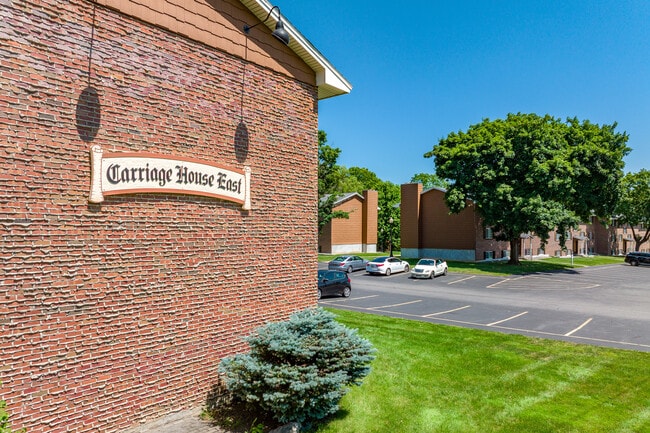 Carriage House East in Manlius, NY - Building Photo - Building Photo