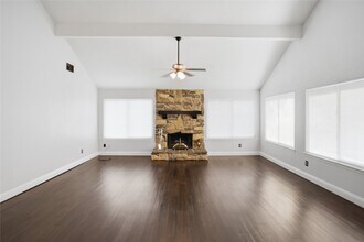 3223 S Briar Knoll Dr in Houston, TX - Building Photo - Building Photo