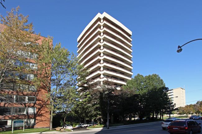 Hillhurst Tower in Toronto, ON - Building Photo - Building Photo