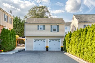 66 Ute Pl in Greenwich, CT - Building Photo