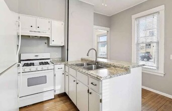 530 Broadway St NE, Unit 530 Lower in Minneapolis, MN - Building Photo - Building Photo