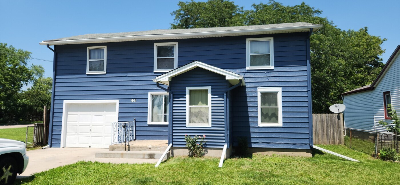 304 Wilshire Dr in Machesney Park, IL - Building Photo