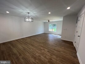 352 W 11th St in Front Royal, VA - Building Photo