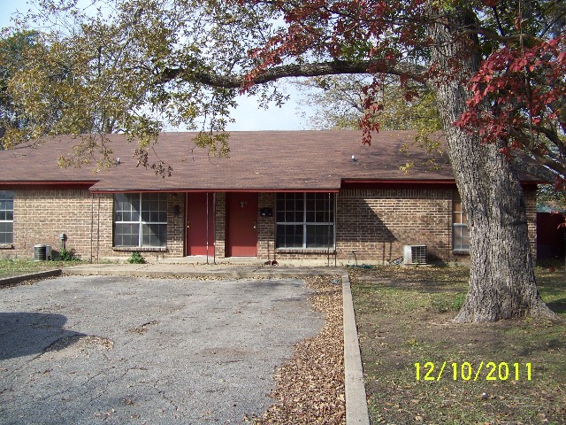 1500 N Fannin Ave in Cameron, TX - Foto de edificio - Building Photo