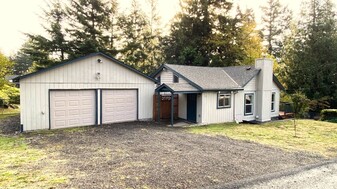 210 NW Roosevelt St in Stevenson, WA - Building Photo