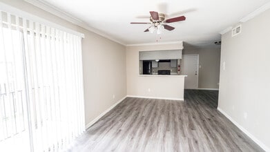 Windsor Manor in Houston, TX - Building Photo - Building Photo