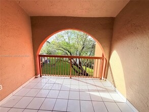 10233 NW 9th St Cir in Miami, FL - Building Photo - Building Photo