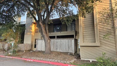1202 Thorpe Ln in San Marcos, TX - Building Photo - Building Photo