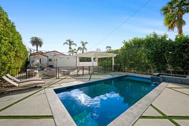 1621 Hi Point St in Los Angeles, CA - Building Photo - Building Photo