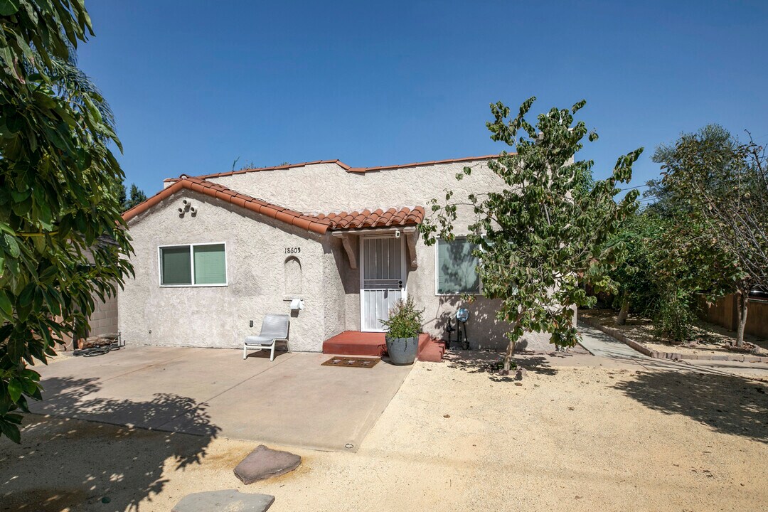 18605 Valerio St in Reseda, CA - Building Photo