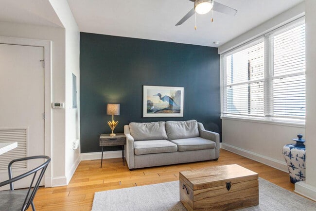 925 Common St in New Orleans, LA - Foto de edificio - Building Photo