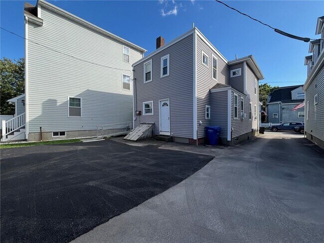 40 E Bowery St in Newport, RI - Foto de edificio - Building Photo