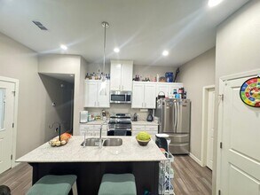 504 Graneros Ave in Laredo, TX - Building Photo - Building Photo
