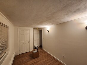 11 Hill Rd, Unit room 1 in Bedford, MA - Building Photo - Building Photo