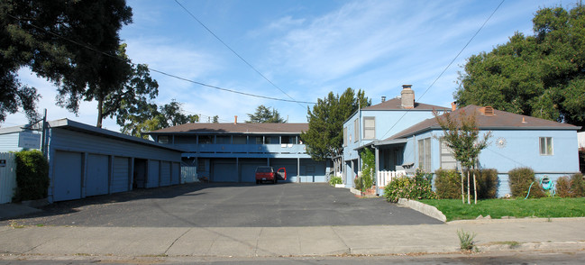 Lincoln Apartments in Santa Rosa, CA - Building Photo - Building Photo