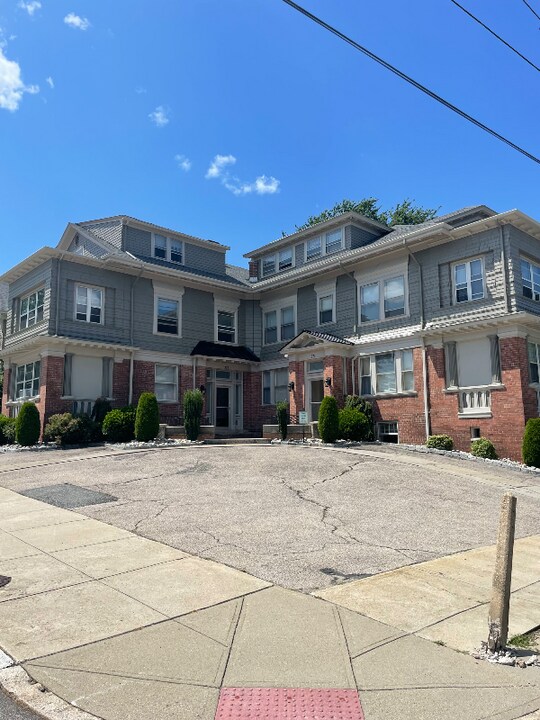374 Lloyd Ave in Providence, RI - Building Photo