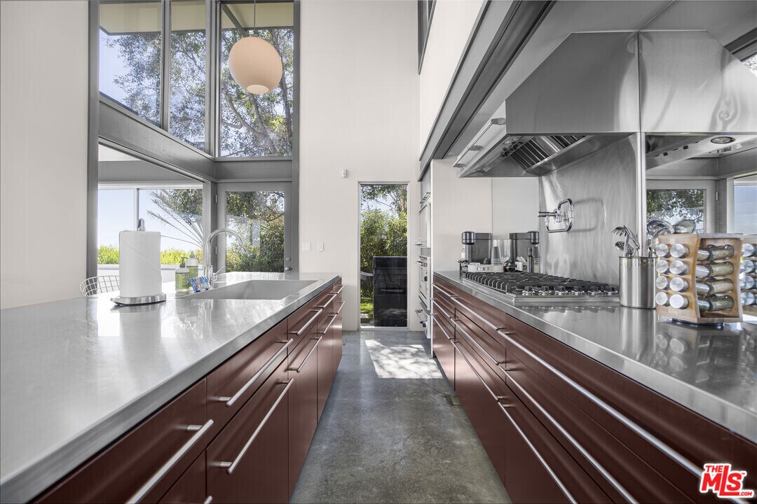 9892 Beverly Grove Dr in Beverly Hills, CA - Building Photo